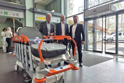 obrázek:Strakonická nemocnice získala transportní lůžko Sprint 400 za vítězství v celostátní anketě
