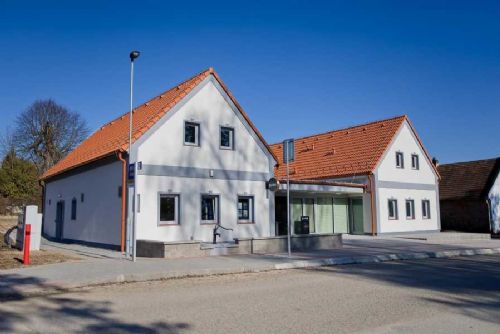 obrázek:V Buku otevřeli nový víceúčelový dům pro spolky, hosty i hasiče