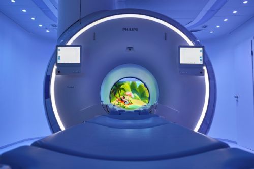 obrázek:V Českých Budějovicích pomáhají dětem při magnetické rezonanci animace Disney. Vyšetření zvládají klidněji