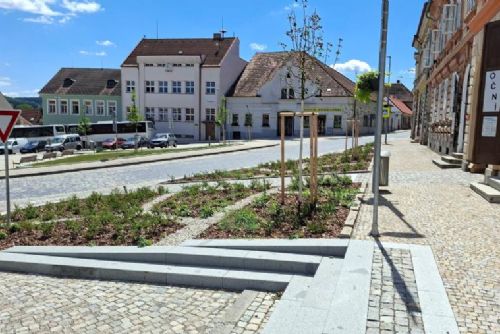 obrázek:Volyně dokončila obnovu náměstí Svobody. Centrum získalo novou dlažbu, zeleň i upravený prostor pro lidi