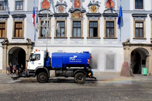 obrázek:České Budějovice v horku kropí ulice. Vozy spotřebují až 100 tisíc litrů vody denně
