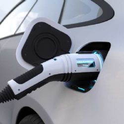 Elektromobily pod tlakem: Plzeň končí s bezplatným parkováním, Praha plánuje změny
