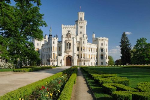 obrázek:Jihočeské památky zatím mírně ztrácejí, červenec přinesl oživení. Hluboká v červenci předčila Krumlov, srpen rozhodne