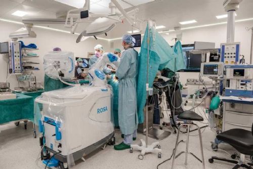 obrázek:Nemocnice České Budějovice provádí oboustranné náhrady kloubů s pomocí robotické asistence