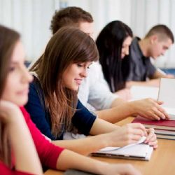 Středoškoláků v Česku přes půl milionu, přispívají zahraniční studenti