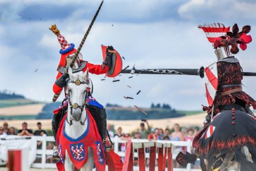 obrázek:Trocnovské slavnosti nabídnou rytířský turnaj i šerm. Archeoskanzen ožije první zářijový víkend