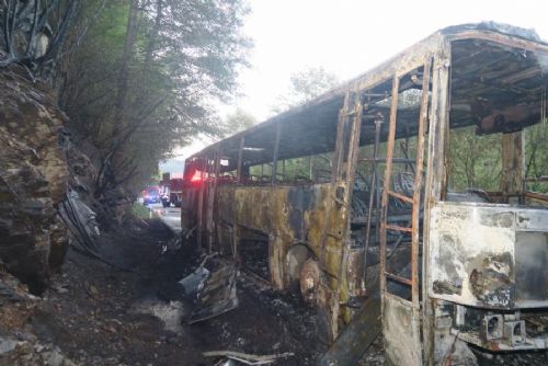 obrázek:U Malšína se na silnici II/160 čelně srazil motocykl s autobusem. Motorkář zemřel, autobus shořel