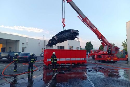 obrázek:V autosalonu vzplál nový elektromobil. Hasiči zabránili dalšímu vznícení, škoda přesáhla 2,5 milionu korun