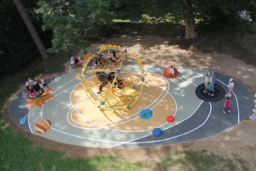 obrázek:V Háječku otevřeli planetární hřiště. Děti čekají planety, černá díra i trampolína