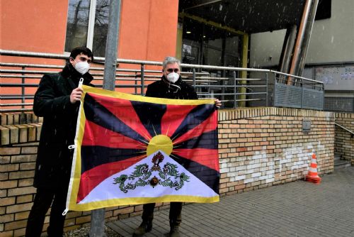 Obrázek - Náměstci Talíř a Klíma vyvěsili před budovou Krajského úřadu Jihočeského kraje tibetskou vlajku.