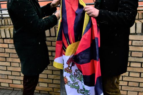 Obrázek - Náměstci Talíř a Klíma vyvěsili před budovou Krajského úřadu Jihočeského kraje tibetskou vlajku.