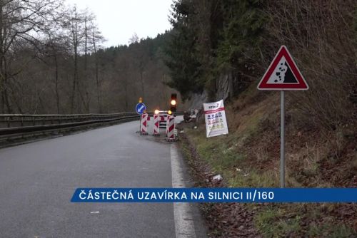 obrázek:Dělníci asanují skály na II/160 mezi Větřním a Rožmberkem nad Vltavou, řidiči musí čekat na semaforech