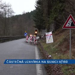 Dělníci asanují skály na II/160 mezi Větřním a Rožmberkem nad Vltavou, řidiči musí čekat na semaforech