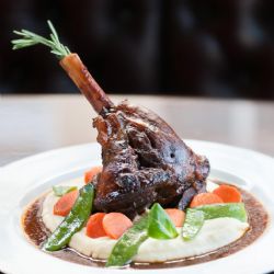 Valentýnská večeře v Karlových Varech? Zajděte do dobové restaurace Charleston